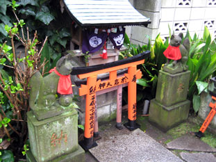 於岩神社内の鳥居